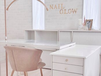 ネイルグロウ(NAIL GLOW)の写真/【静かに過ごせる一席だけの上質空間】美しいフォルムと馴染むカラーでちゅるんとした艶感を演出☆
