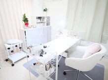 Salon de Lunoaの雰囲気（白を基調とした明るく清潔感のある落ち着いた空間です。）