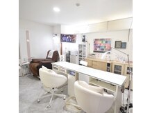 センスネイル(Sense nail)の雰囲気（美容室の一角の白を基調とした店内♪）