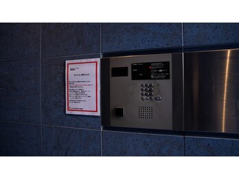 癒し処 利休 堀江店/建物入り口インターホン