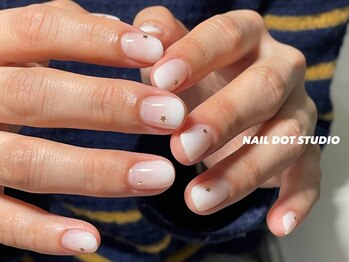 ネイルドットスタジオ 堺筋本町(NAIL DOT STUDIO)/白グラデーション