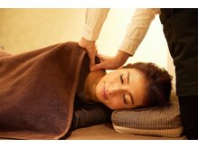 マッサージ整体院 なごみや 銀座店/【横向きでもしっかり圧します】