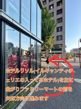 ポノ 横浜桜木町(Pono)/ファミリーマートの前の通りに