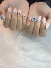 リッシュ ドゥ(RICHE deux)/ポイントリボンのホワイトネイル