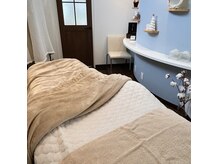 美容室併設の半個室サロン♪施術中も癒されるふかふかベッド◎