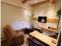 グリーンルーム(GREEN room)の雰囲気（footはゆったりできるリクライニングチェア。 TVで映画見放題◎）