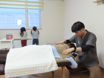 hug+(ハグプラス) 整体 ~もみほぐし整体・産前産後ケア~の写真/キッズスペース完備&駐車場あり!子育て中のママパパも気兼ねなく通える環境で、心身ともにリフレッシュ。