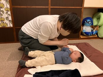 子育てママの整体サロン/施術中の様子
