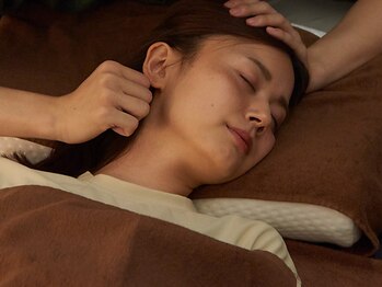 ザ セッション 銀座(THE SESSION)の写真/≪独自メソッド≫大人気!頭蓋骨調整で血流促進するマグマベッドの上でCBDバームを首回りに馴染ませて施術◎