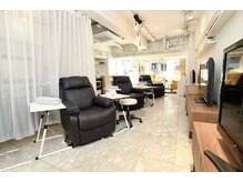 ウィスプ(WHISP)の雰囲気（一人１台専用TVで好きな映画をお楽しみ下さい♪飲み物サービス付）