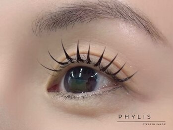 フィリス アイラッシュ 横浜ランドマークプラザ店(PHYLIS)の写真/ブラウンカラーのエクステで優しく束感仕上げ♪トレンドのニュアンスカラーで目元を彩る理想のサロン