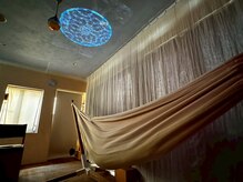 昼は日光に包まれて、夜はより深くリラックスできる空間に。