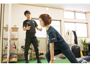 フィットコム(Fitcom)の写真/40代からの体型悩みに!引き締まったウエストや美脚づくりをサポートし、理想のスタイルへ導きます。