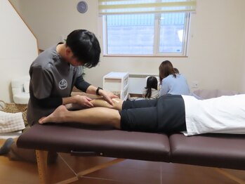 hug+(ハグプラス) 整体 ~もみほぐし整体・産前産後ケア~の写真/【マシン×手技】男性に人気の機械ケアを導入!家族で回数券シェアOK&夜遅くまでの営業で通いやすさ◎