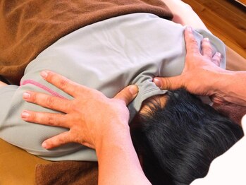 自然派カイロ整体院/首の根っこの奥まで、グ~っと