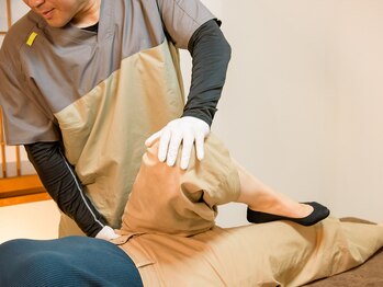 柔 ヤワラ/施術風景【ストレッチ/股関節】