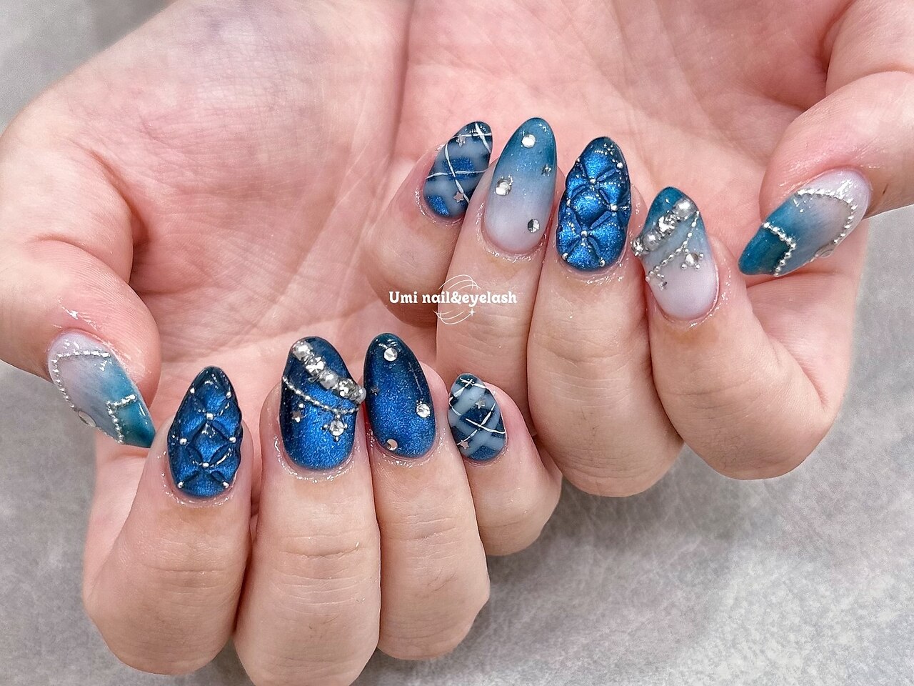 2025年-2026年冬トレンド】ブルー ピーコック ハンドのネイルデザイン