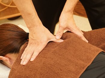 アールズベース カイロプラクティック(R'S BASE / らくらく整体院)の写真/首肩こり集中マッサージデスクワークやスマホで凝り固まった筋肉を深部からほぐし辛さ解放★