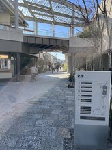 ハタ坊整体院/広場の左奥の通路へ