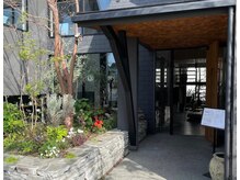 アンドグレース ブロウ 可児店/緑豊かな建物入口のお写真です♪