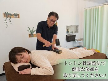 コツコツ整体の写真/骨を縮めて関節の隙間を作る他とは一線を引く!ゴムハンマーで優しく叩き、楽にになるとは違う良くなる施術