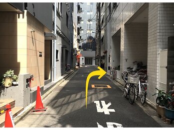 シンボディメイク 恵比寿(SiN BODY MAKE)/自販機に挟まれた路地に入ります