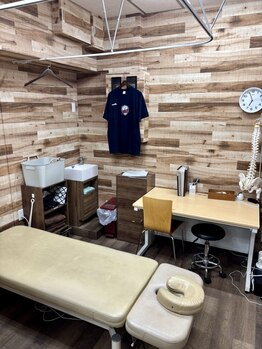 ナチュラル整骨院 三鷹院/木目調のカウンセリング室