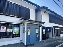 リグ 大屋駅前店(LIG)の雰囲気(青い扉から入っていただき、2階が店舗です(^^)無料駐車場あり◎)