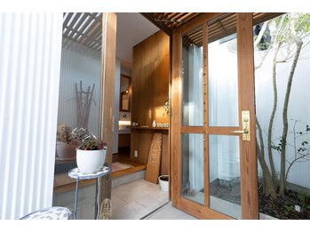 フセヤ &nbsp;エステティックアロマヨガスクール(FUSEYA)/入口　一宮市/リラクゼーション