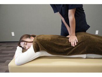 下赤塚北口接骨院の写真/【むくみ/首・肩のコリでお悩みの方に】デスクワークで凝り固まった身体もほぐし×矯正で根本改善へ導く◎