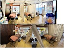 施術スペースはカーテンで全方位仕切れるので半個室になります