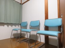 ブリッチ整体院の雰囲気（待合室も完備！お子様やご家族との同伴も大歓迎です！）