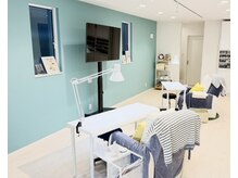 テレビ付きの広々快適空間でゆっくりと。お色・パーツ多数あり◎