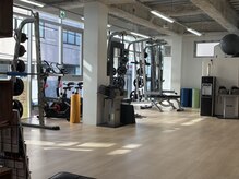 デザインボディ 御徒町店(DESIGN BODY)の雰囲気（広々したトレーニングスペースと本格マシン◎丁寧に指導します。）