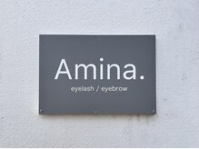 アミーナ 岐阜(Amina.)/白の塗り壁、木の扉が目印