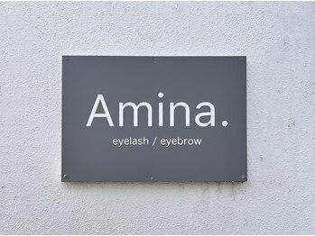 アミーナ 岐阜(Amina.)/白の塗り壁、木の扉が目印