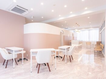 エイチ 立川北口店(H)/韓国カフェのような店内