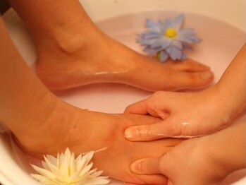 タイリラクゼーション ココタイ(COCOTHAI)/まずは足浴で温まって…