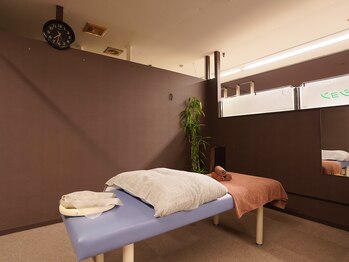 尾張復活堂整体/ブラウン基調落ち着く店内です