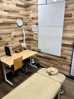 ナチュラル整骨院 三鷹院/木目調のカウンセリング室