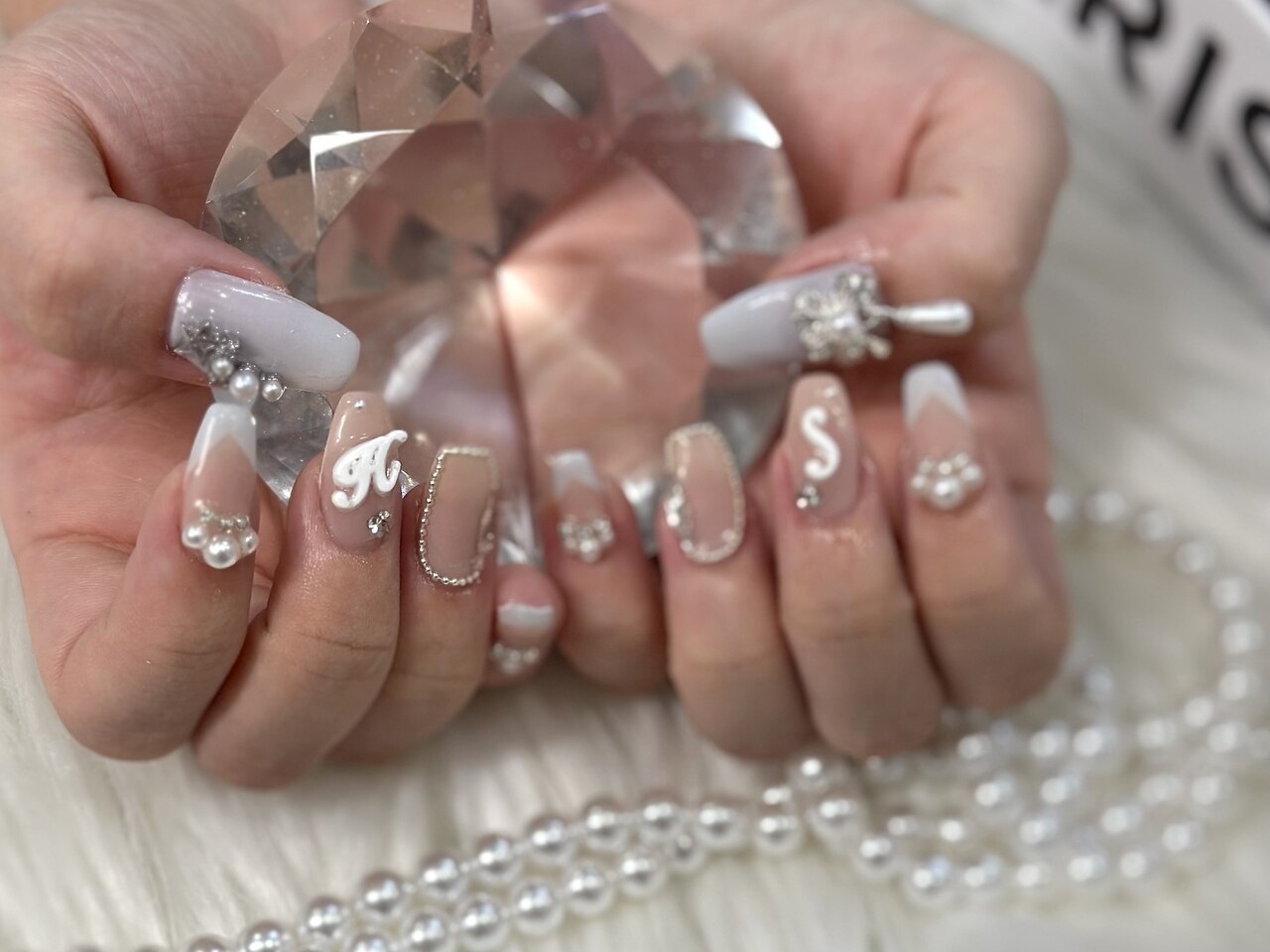 2025年-2026年冬トレンド】イニシャルのネイルデザイン集｜人気順｜12