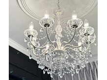 ツキ(TUKI+)/玄関ホールにあるシャンデリア