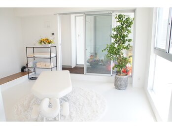 整体院ひなた 宮崎院/白を基調とした清潔感のある空間