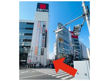 ルルト 町田店/5 横断歩道を渡ります