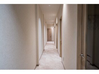 サロン ド ビューティコエル(Salon de Beauty Coelle)/サロン内廊下【伊那市脱毛】