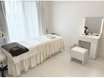 ブリエ(Briller)/清潔感のある白が基調の店内♪