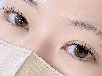 Rizz lash eye&nail 生駒店 の写真/《あなたはどっち?》軽いつけ心地のフラットラッシュ/自まつ毛派には自然な華やかさのパリジェンヌも◎