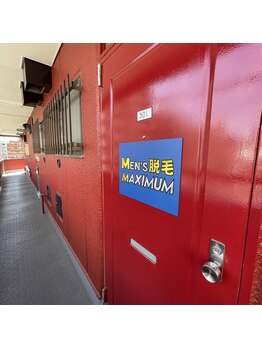マキシマム(MAXIMUM)/目立つ入り口ドアです♪