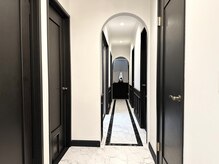 ツキ(TUKI+)/サロン廊下になります