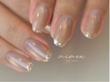 マグネットネイルを使用したデザインが人気です。